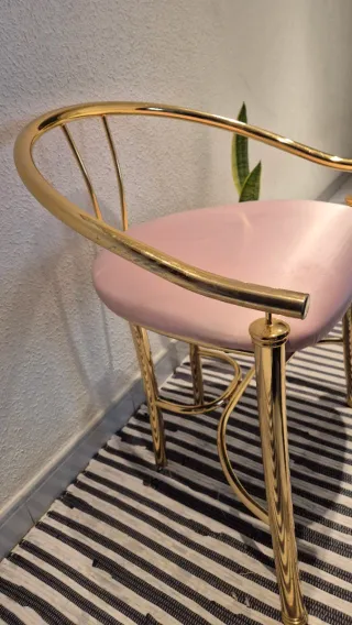 Silla dormitorio dorada rosa chicle