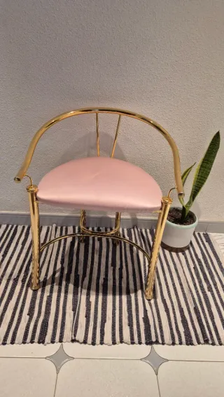 Silla dormitorio dorada rosa chicle
