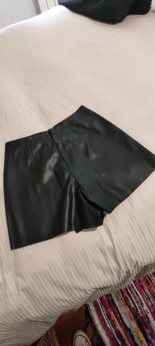 Falda pantalón efecto cuero negra