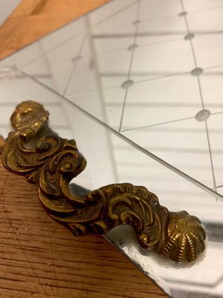 Bandeja de espejo elegante con asas doradas