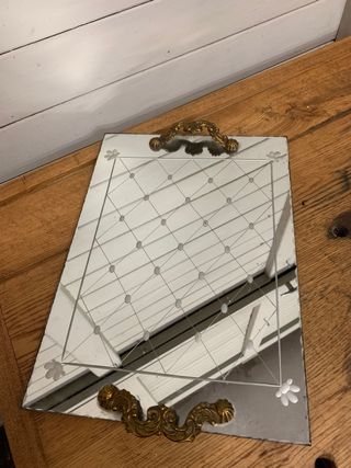 Bandeja de espejo elegante con asas doradas