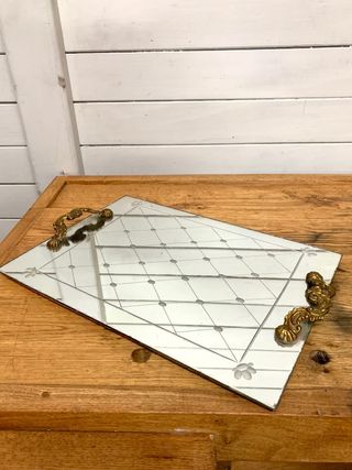 Bandeja de espejo elegante con asas doradas
