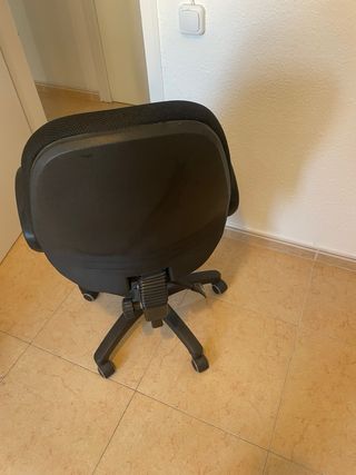 Silla de oficina ergonómica negra