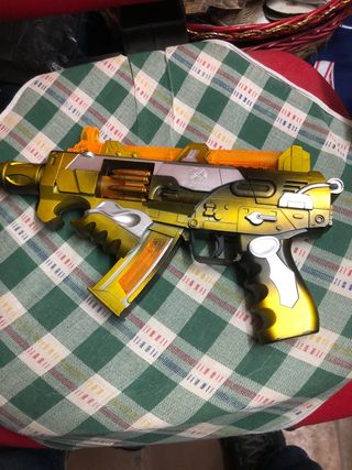 Pistola giocattolo dorata
