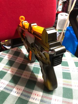 Pistola giocattolo dorata