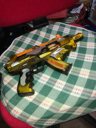 Pistola giocattolo dorata