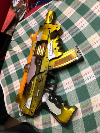 Pistola giocattolo dorata