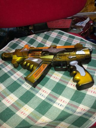 Pistola giocattolo dorata
