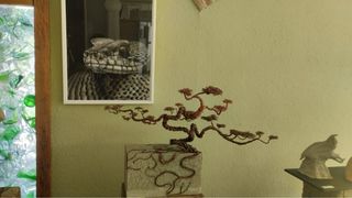 Escultura de árbol de alambre de cobre