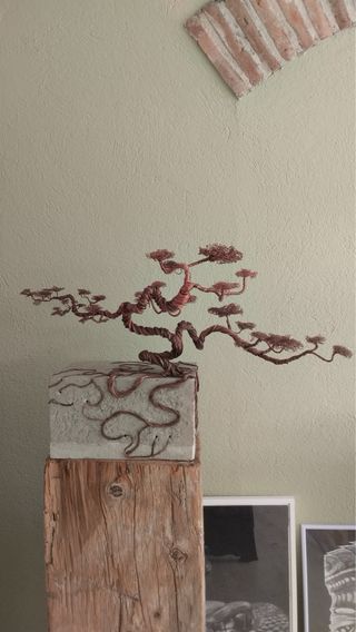 Escultura de árbol de alambre de cobre