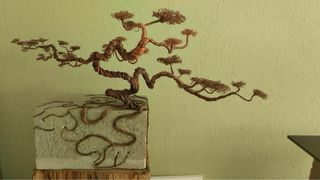 Escultura de árbol de alambre de cobre