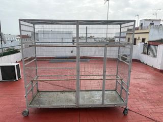 Voladera con ruedas y bandejas