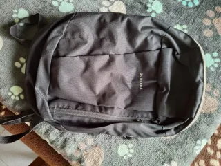 Mochila negra y gris