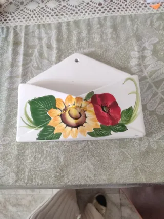 Porta lettere da parete decorato