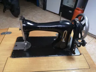 Máquina de coser antigua con mueble