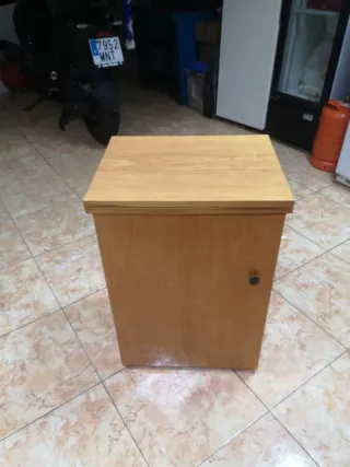 Máquina de coser antigua con mueble