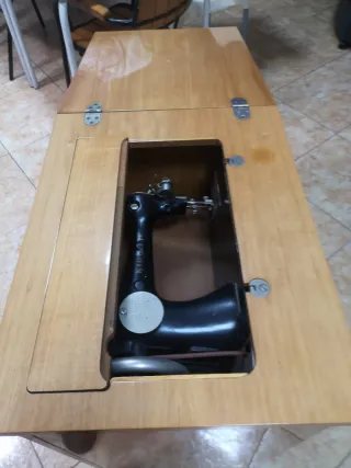 Máquina de coser antigua con mueble