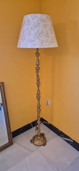 Lámpara de pie de bronce con pantalla