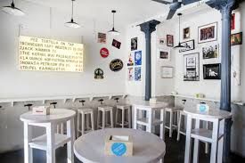 Taburetes madera. Mesas terraza. Sillas, barricas