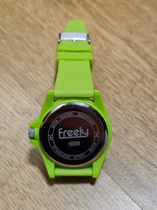 Reloj verde con correa de silicona
