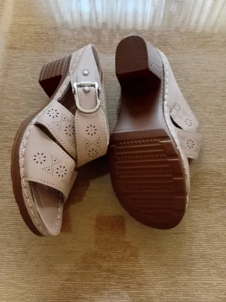 Sandalias Beige Tacon