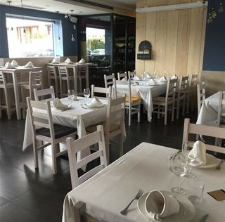 Banquetas, sillas, mesas barricas. Taburetes barra