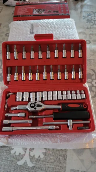 Caja de herramientas nuevas 46 piezas con carraca