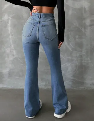 Pantalones vaqueros acampanados