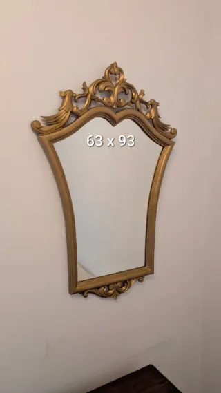 Espejo decorativo dorado con marco ornamentado