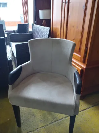 Sillón tapizado beige y marrón