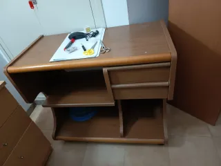Escritorio de madera con ruedas