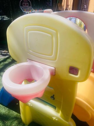 Tobogán infantil con canasta