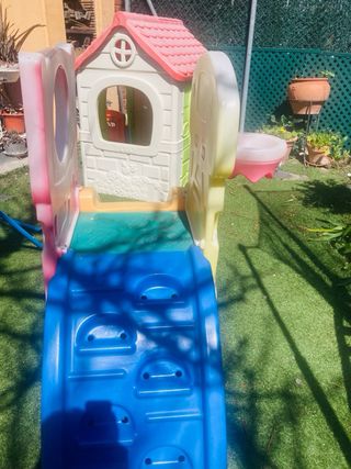 Tobogán infantil con canasta