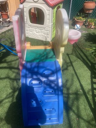 Tobogán infantil con canasta