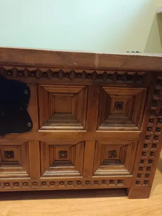 Baúl madera vintage con herrajes