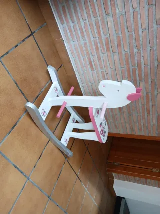 Caballito de madera infantil