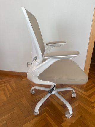 Silla de escritorio beige y blanca