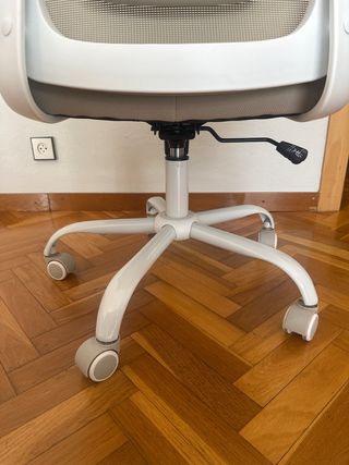 Silla de escritorio beige y blanca