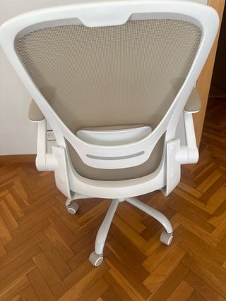 Silla de escritorio beige y blanca
