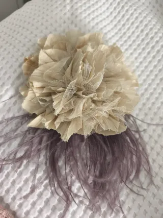 Broche elegante beige y gris con plumas