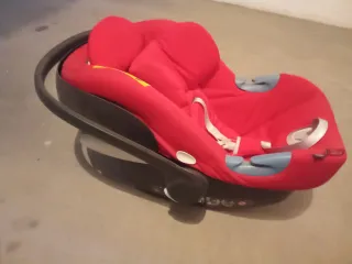 Silla de coche para bebé roja