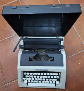 Máquina de escribir Olivetti Lettera 40