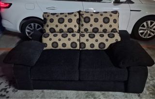 Sofá 2 plazas con asientos deslizantes.