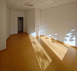 Local comercial en alquiler en Valdezarza en Madrid