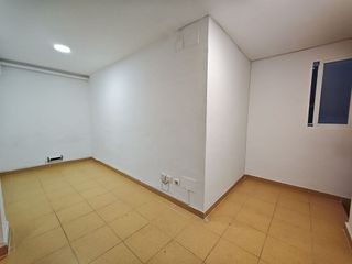 Local comercial en alquiler en Valdezarza en Madrid