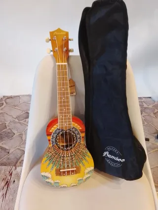 Ukelele decorado con diseño tribal