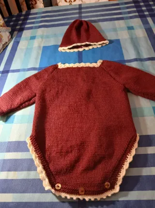 Conjunto bebé: body y gorrito tejido a mano