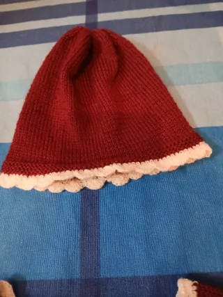 Conjunto bebé: body y gorrito tejido a mano
