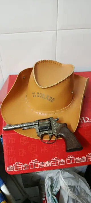 Sombrero y Pistola de Pistolero El Dorado