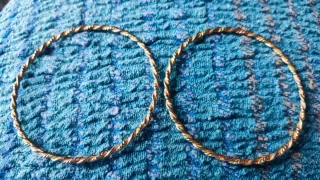 Pulseras doradas trenzadas